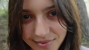 إغواء ونيك فتاة صغيرة في الغابة ..
