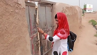 Indian Village Girl And Insurance Agent In Sensual Video 2021