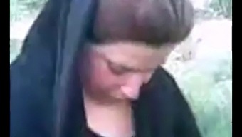 Arab Hijabi Enjoys Outdoor Sex With Amateur Partner