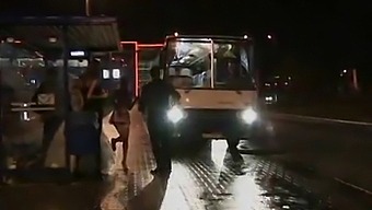 احتفال الزفاف يتحول إلى حفلة جنسية جماعية برية في حافلة