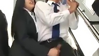 Une Beauté Japonaise Fait Une Branlette Dans Un Bus Bondé