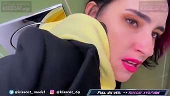 لقاء عام في الحمام: زبون وول مارت يلتقي بطالب لممارسة الجنس العام السريع