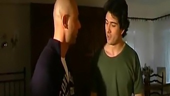 ربة منزل ناضجة تستكشف الجنس المثلي مع رجل آخر