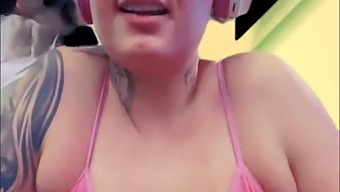汗水和淫荡,我打电话给我的朋友和我一起在健身房洗澡。(如果你付钱的话,我会公开的)