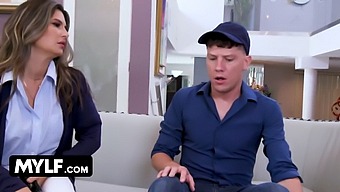 Büyük Göğüslü Milf Karen, Büyük Bir Yarakla Sert Bir Sikiş Istiyor