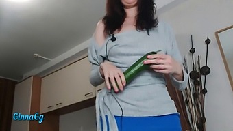 أطلقت مهبلي سائلًا كريميًا أثناء الاختراق باستخدام الخيار ، مما أدى إلى الجلسة القوية والرش