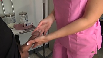 Eine Krankenschwester Gibt Sich Mit Dem Penis Ihres Patienten Dem Oralen Vergnügen Hin