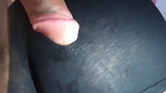 يأتي صديقي سرا عندما يكون صديقها في العمل ..