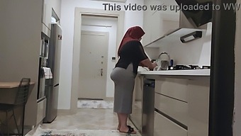 ابن زوجي يمارس العادة السرية أثناء غيابي في العمل
