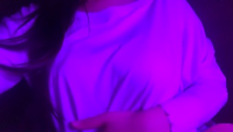 Ung Amatørbabe Udforsker Sin Krop Med Fingrene I En Pov-Video