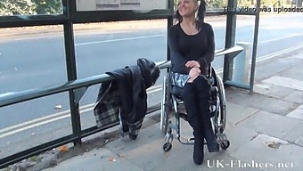 Handicappet Voksen Filmskuespillerinde Udstiller Sig Selv Offentligt Sammen Med En Delvist Nøgen Prinsesse