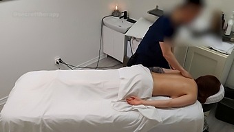تدليك غير محجوب يؤدي إلى لقاء ساخن مع نادلة شابة!