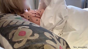 Mačeha Pomaga Sinu Pri Njegovem Problemu Pod Tušem V Hotelu