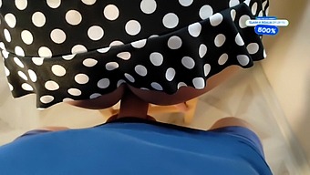 لقطة قريبة لثديين طبيعيين كبيرين ومؤخرة كبيرة يتم نيكها.